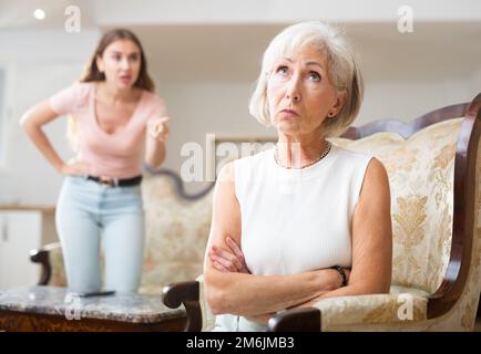 Offesa mamma matura e figlia adulta Foto Stock