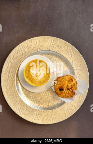 Costa Rica, tazza di caffè con latte con decorazione e muffin Foto Stock