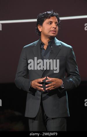 Las Vegas, Stati Uniti. 04th Jan, 2023. Il regista M. Night Shyamalan parla durante la giornata dei media CES 2023 al Mandalay Bay Convention Center di Las Vegas, Nevada, il 4 gennaio 2023. (Foto di Bryan Steffy/Sipa USA) Credit: Sipa USA/Alamy Live News Foto Stock