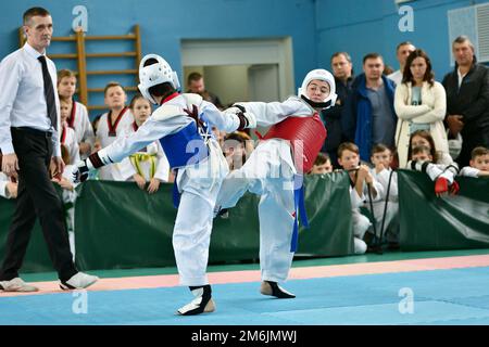 Orenburg, Russia - 19 ottobre 2019: Il ragazzo gareggia in taekwondo (arti marziali coreane) all'Orenburg Open Foto Stock