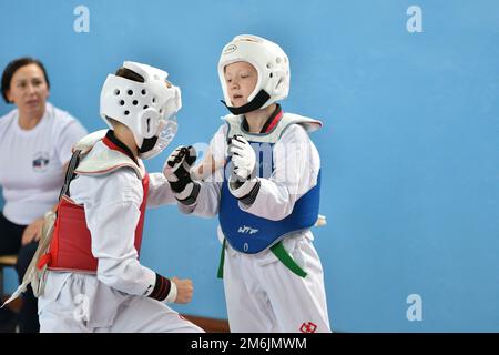 Orenburg, Russia - 19 ottobre 2019: Il ragazzo gareggia in taekwondo (arti marziali coreane) all'Orenburg Open Foto Stock