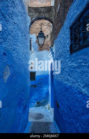 Strada blu con lanterna a Chefchaouen Foto Stock