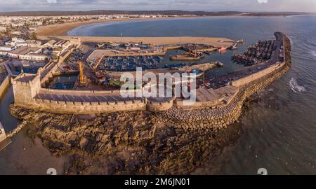 Forte e barche blu nel porto di Essaouira Foto Stock