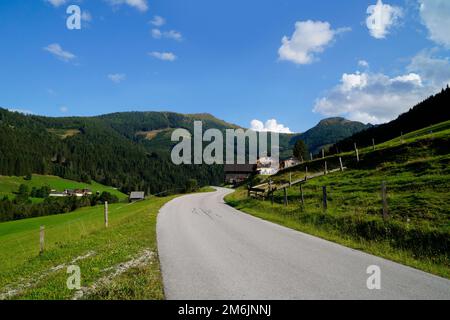 Un bel villaggio alpino nella verde valle alpina delle Alpi austriache della regione di Schladming-Dachstein (Steiermark o Stiria, Austria) Foto Stock