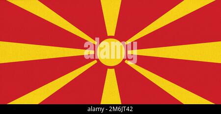 Bandiera della Macedonia settentrionale. Simbolo dello stato della Macedonia settentrionale. Bandiera sulla superficie del tessuto Foto Stock