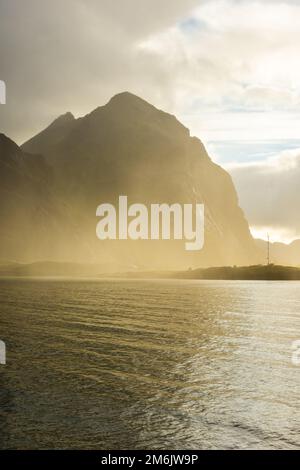 Nebbia sul monte Reine all'alba, Isole Lofoten, Norvegia Foto Stock