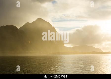 Nebbia sul monte Reine all'alba, Isole Lofoten, Norvegia Foto Stock