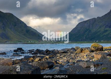 Bellissimo arcobaleno sulle isole Lofoten, Norvegia Foto Stock