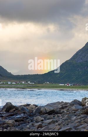 Bellissimo arcobaleno sulle isole Lofoten, Norvegia Foto Stock