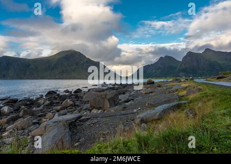 Bellissimo arcobaleno sulle isole Lofoten, Norvegia Foto Stock