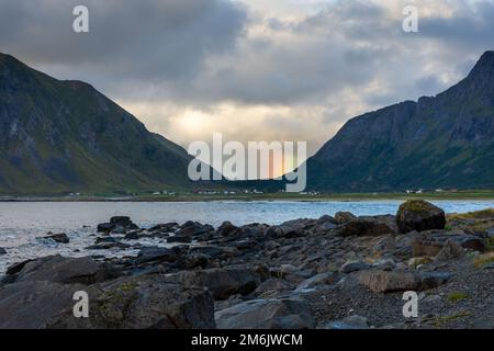 Bellissimo arcobaleno sulle isole Lofoten, Norvegia Foto Stock