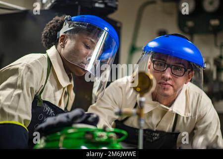 Mare delle Filippine. 3rd Jan, 2023. STATI UNITI Navy Aircrew Survival Equipmentman 2nd Class Dominque Oatman, a sinistra, da Williamsburg, Virginia, e Aircrew Survival Equipmentman 2nd Class Adrian Vega, da Merced, California, eseguono test su un serbatoio di ossigeno liquido a bordo della portaerei USS Nimitz (CVN 68). Nimitz è presente in 7th Fleet che conduce operazioni di routine. 7th Fleet è la flotta statunitense La flotta numerata più grande della Marina e interagisce e opera abitualmente con 35 nazioni marittime per preservare una regione indomPacifico libera e aperta. (Foto di Hannah Kantner) (Credit Image: © U.S. Navy/ZUMA Press Wi Foto Stock