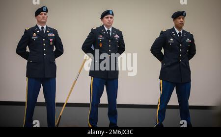 Alpha Company, 46th Battaglione di supporto dell'aviazione, 16th Battle Aviation Brigade ospita un cambio di comando al Evergreen Theater, Joint base Lewis-McChord, Washington, 29 aprile 2022. Il capitano Cameron Blackhurst ha reliquito il comando al capitano Emmanuel Phillips. Foto Stock