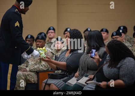 Alpha Company, 46th Battaglione di supporto dell'aviazione, 16th Battle Aviation Brigade ospita un cambio di comando al Evergreen Theater, Joint base Lewis-McChord, Washington, 29 aprile 2022. Il capitano Cameron Blackhurst ha reliquito il comando al capitano Emmanuel Phillips. Foto Stock