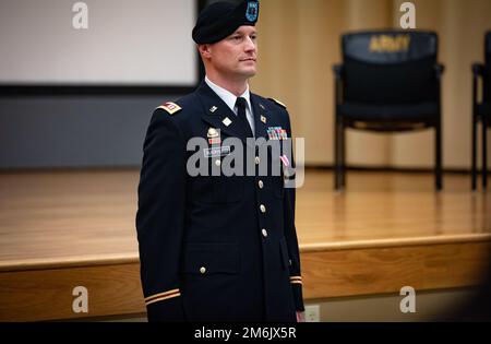 Alpha Company, 46th Battaglione di supporto dell'aviazione, 16th Battle Aviation Brigade ospita un cambio di comando al Evergreen Theater, Joint base Lewis-McChord, Washington, 29 aprile 2022. Il capitano Cameron Blackhurst ha reliquito il comando al capitano Emmanuel Phillips. Foto Stock