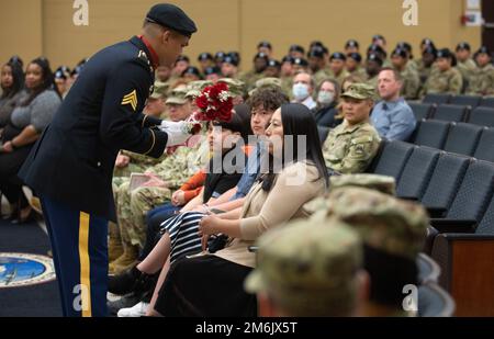 Alpha Company, 46th Battaglione di supporto dell'aviazione, 16th Battle Aviation Brigade ospita un cambio di comando al Evergreen Theater, Joint base Lewis-McChord, Washington, 29 aprile 2022. Il capitano Cameron Blackhurst ha reliquito il comando al capitano Emmanuel Phillips. Foto Stock