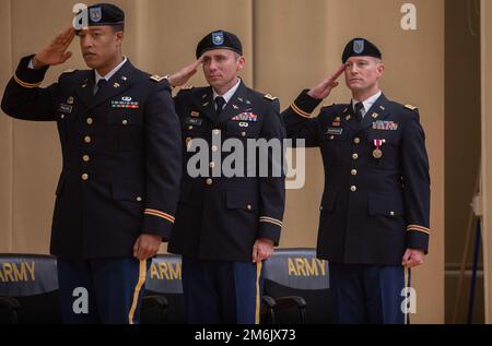 Alpha Company, 46th Battaglione di supporto dell'aviazione, 16th Battle Aviation Brigade ospita un cambio di comando al Evergreen Theater, Joint base Lewis-McChord, Washington, 29 aprile 2022. Il capitano Cameron Blackhurst ha reliquito il comando al capitano Emmanuel Phillips. Foto Stock