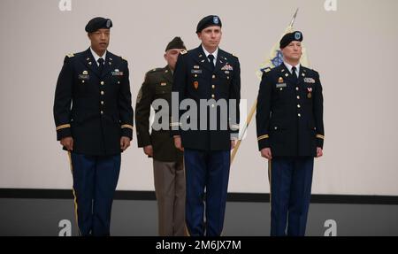 Alpha Company, 46th Battaglione di supporto dell'aviazione, 16th Battle Aviation Brigade ospita un cambio di comando al Evergreen Theater, Joint base Lewis-McChord, Washington, 29 aprile 2022. Il capitano Cameron Blackhurst ha reliquito il comando al capitano Emmanuel Phillips. Foto Stock