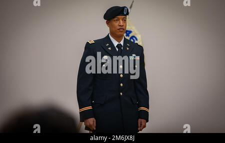 Alpha Company, 46th Battaglione di supporto dell'aviazione, 16th Battle Aviation Brigade ospita un cambio di comando al Evergreen Theater, Joint base Lewis-McChord, Washington, 29 aprile 2022. Il capitano Cameron Blackhurst ha reliquito il comando al capitano Emmanuel Phillips. Foto Stock