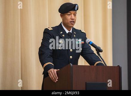 Alpha Company, 46th Battaglione di supporto dell'aviazione, 16th Battle Aviation Brigade ospita un cambio di comando al Evergreen Theater, Joint base Lewis-McChord, Washington, 29 aprile 2022. Il capitano Cameron Blackhurst ha reliquito il comando al capitano Emmanuel Phillips. Foto Stock