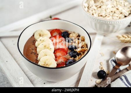 Ciotola di frullato di farina d'avena al cioccolato | concetto sano di prima colazione Foto Stock