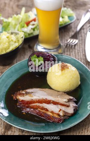 Bavarian arrosto di maiale con canederli Foto Stock