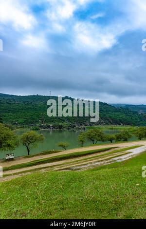 Paesaggio naturale con lago e montagne a Niladri Lago Sunamganj Sylhet Bangladesh Foto Stock