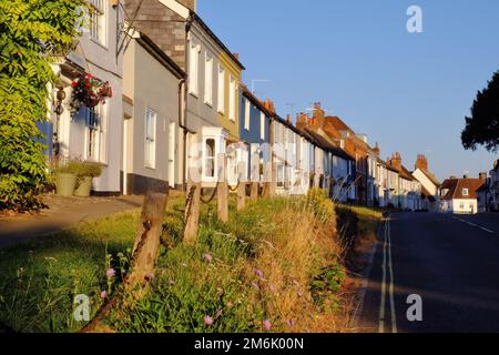 Alresford: Fila colorata di case georgiane su East Street subito dopo l'alba a New Alresford, Hampshire, Inghilterra Foto Stock