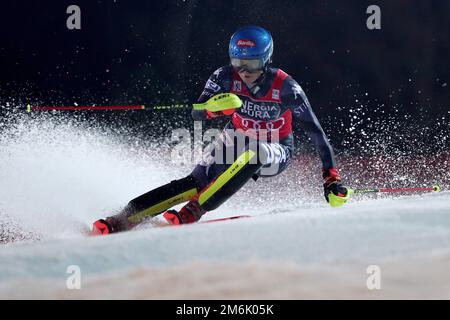 (230105) -- ZAGABRIA, 5 gennaio 2023 (Xinhua) -- Mikaela Shiffrin degli Stati Uniti compete durante la Coppa del mondo di sci FIS Audi Sci Alpino femminile a Sljeme a Zagabria, Croazia, 4 gennaio 2023. (Matija Habljak/PIXSELL via Xinhua) Foto Stock