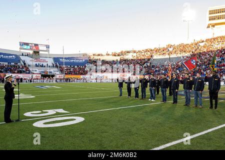 Memphis, Tennessee, Stati Uniti. 28th Dec, 2022. CMdR. Lacey Popson dà il giuramento di arruolamento ai futuri marinai durante AutoZone Liberty Bowl. Il giuramento di arruolamento è un giuramento militare fatto da membri degli Stati Uniti Forze armate quando inizialmente si uniscono ai militari statunitensi o si riarruolano. (Foto di Tyler Priestley) Credit: US Navy/ZUMA Press Wire Service/ZUMAPRESS.com/Alamy Notizie dal vivo Foto Stock