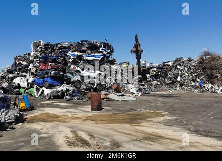 Cumulo di vari rottami auto e altri metalli su un deposito spazzatura pronto riciclaggio industria. Foto Stock