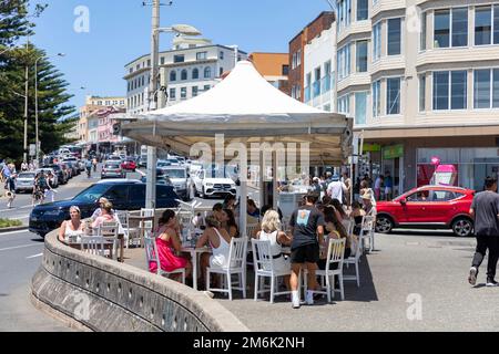 Bondi Beach 2023 persone che mangiano fuori sotto la copertura in un ristorante sul campbell parade Bondi, Sydney, NSW, Australia Foto Stock