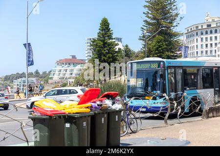 Bondi Beach Sydney Street rifiuti bidoni traboccante di rifiuti come attendono council Collection, Sydney, NSW, Australia Foto Stock