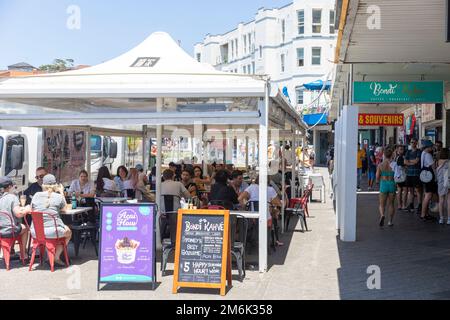 Gente di Bondi Beach Sydney che mangia il pranzo al coperto al ristorante turco Kahve sulla sfilata campbell, Sydney, Australia Foto Stock