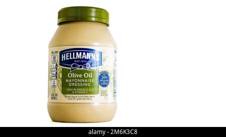 NORWALK, CT, USA - 4 GENNAIO 2023: Bottiglia con maionese Helmans con condimento all'olio d'oliva isolato su fondo bianco Foto Stock