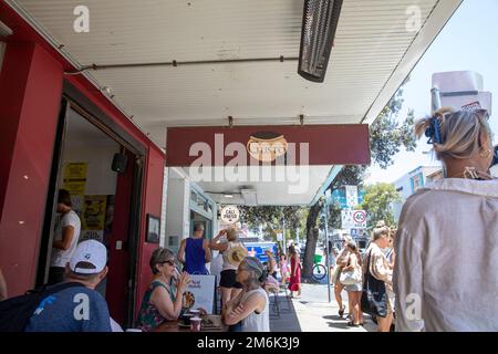 Bondi Sydney, persone che gustano caffè e cibo al Bondi cafe il gusto expresso bar in Hall Street, Sydney, NSW, Australia Foto Stock