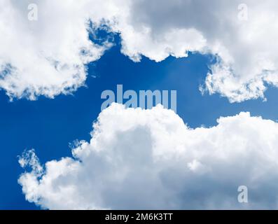 Cielo nuvoloso azzurro soleggiato come sfondo astratto, bellezza nel design della natura Foto Stock