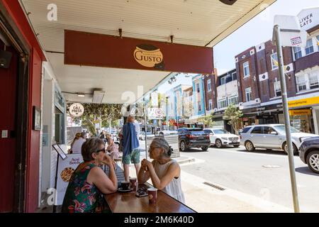 Bondi Beach Australia donne anziane di mezza età parlano di caffè al gusto expresso bar in Hall Street Bondi, Sydney, NSW, Australia Foto Stock