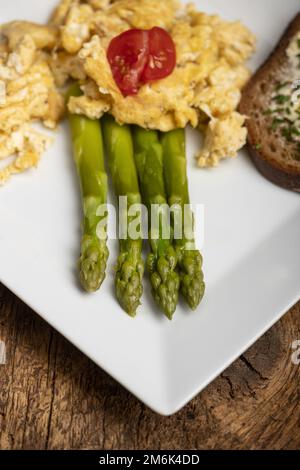 Asparagi verdi con uova strapazzate Foto Stock