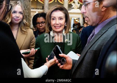 Washington, Stati Uniti. 04th Jan, 2023. STATI UNITI Rappresentante Nancy Pelosi (D-CA) che parla con i giornalisti vicino alla Camera della Camera degli Stati Uniti Capitol. Credit: SOPA Images Limited/Alamy Live News Foto Stock