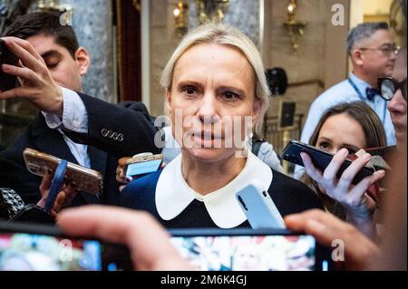 Washington, Stati Uniti. 04th Jan, 2023. STATI UNITI Rappresentante Victoria Spartz (R-IN) che parla con i giornalisti vicino alla Camera degli Stati Uniti Capitol. Credit: SOPA Images Limited/Alamy Live News Foto Stock