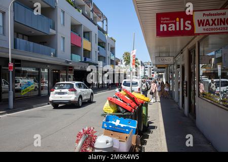 Bondi Beach Sydney Nail bar e salone professionale di ceretta, Bondi strada sul retro con i bidoni della strada che traboccano dalla folla estiva, Sydney, NSW, Australia Foto Stock