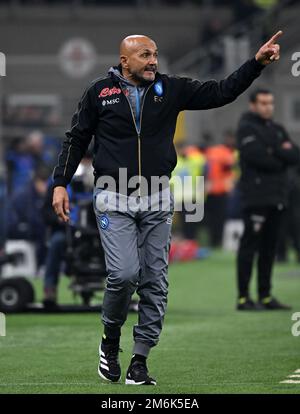 (230105) -- MILANO, 5 gennaio 2023 (Xinhua) -- Luciano Spalletti, allenatore capo di Napoli, gesta durante una Serie Una partita di calcio tra FC Inter e Napoli a Milano, 4 gennaio 2023. (Str./Xinhua) Foto Stock