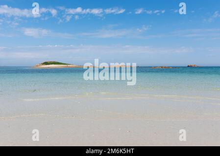 Spiaggia delle dune (plage des Dunes) e isola di Brug a Port-Blanc (Penvenan Cotes-d’Armor, Bretagne, Francia) Foto Stock