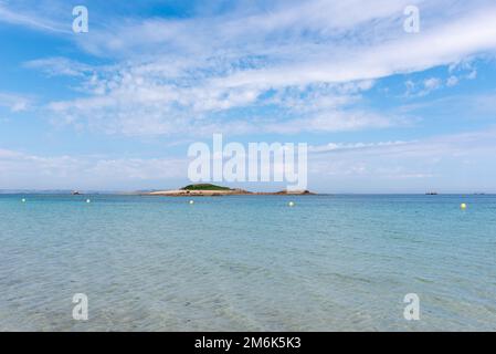 Spiaggia delle dune (plage des Dunes) e isola di Brug a Port-Blanc (Penvenan Cotes-d’Armor, Bretagne, Francia) Foto Stock
