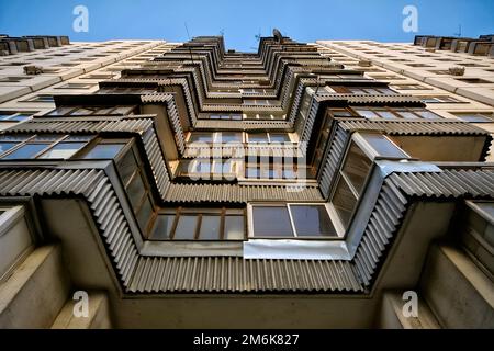 Un incredibile divercity di finestre e balconi in un edificio residenziale Foto Stock
