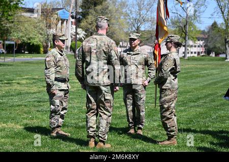 Il 29 aprile 2022 la Brigata del sostegno del 77th aveva un “Cambio di comando” sul campo Sharp situato a Fort Dix, NJ La sede centrale di 77th SUS BDE si trova a Fort Dix, NJ Il Comandante uscente col Matthew M. Cain sta passando i colori al nuovo Comandante entrante col Thomas J. Kim sui terreni della parata. Anche BG Jake S. Kwon ha festeggiato questo evento. (Foto scattate dal centro di supporto alla formazione di Fort Dix [TSC]) Foto Stock