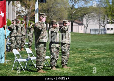 Il 29 aprile 2022 la Brigata del sostegno del 77th aveva un “Cambio di comando” sul campo Sharp situato a Fort Dix, NJ La sede centrale di 77th SUS BDE si trova a Fort Dix, NJ Il Comandante uscente col Matthew M. Cain sta passando i colori al nuovo Comandante entrante col Thomas J. Kim sui terreni della parata. Anche BG Jake S. Kwon ha festeggiato questo evento. (Foto scattate dal centro di supporto alla formazione di Fort Dix [TSC]) Foto Stock