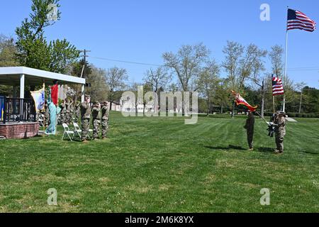 Il 29 aprile 2022 la Brigata del sostegno del 77th aveva un “Cambio di comando” sul campo Sharp situato a Fort Dix, NJ La sede centrale di 77th SUS BDE si trova a Fort Dix, NJ Il Comandante uscente col Matthew M. Cain sta passando i colori al nuovo Comandante entrante col Thomas J. Kim sui terreni della parata. Anche BG Jake S. Kwon ha festeggiato questo evento. (Foto scattate dal centro di supporto alla formazione di Fort Dix [TSC]) Foto Stock