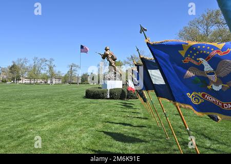 Il 29 aprile 2022 la Brigata del sostegno del 77th aveva un “Cambio di comando” sul campo Sharp situato a Fort Dix, NJ La sede centrale di 77th SUS BDE si trova a Fort Dix, NJ Il Comandante uscente col Matthew M. Cain sta passando i colori al nuovo Comandante entrante col Thomas J. Kim sui terreni della parata. Anche BG Jake S. Kwon ha festeggiato questo evento. (Foto scattate dal centro di supporto alla formazione di Fort Dix [TSC]) Foto Stock